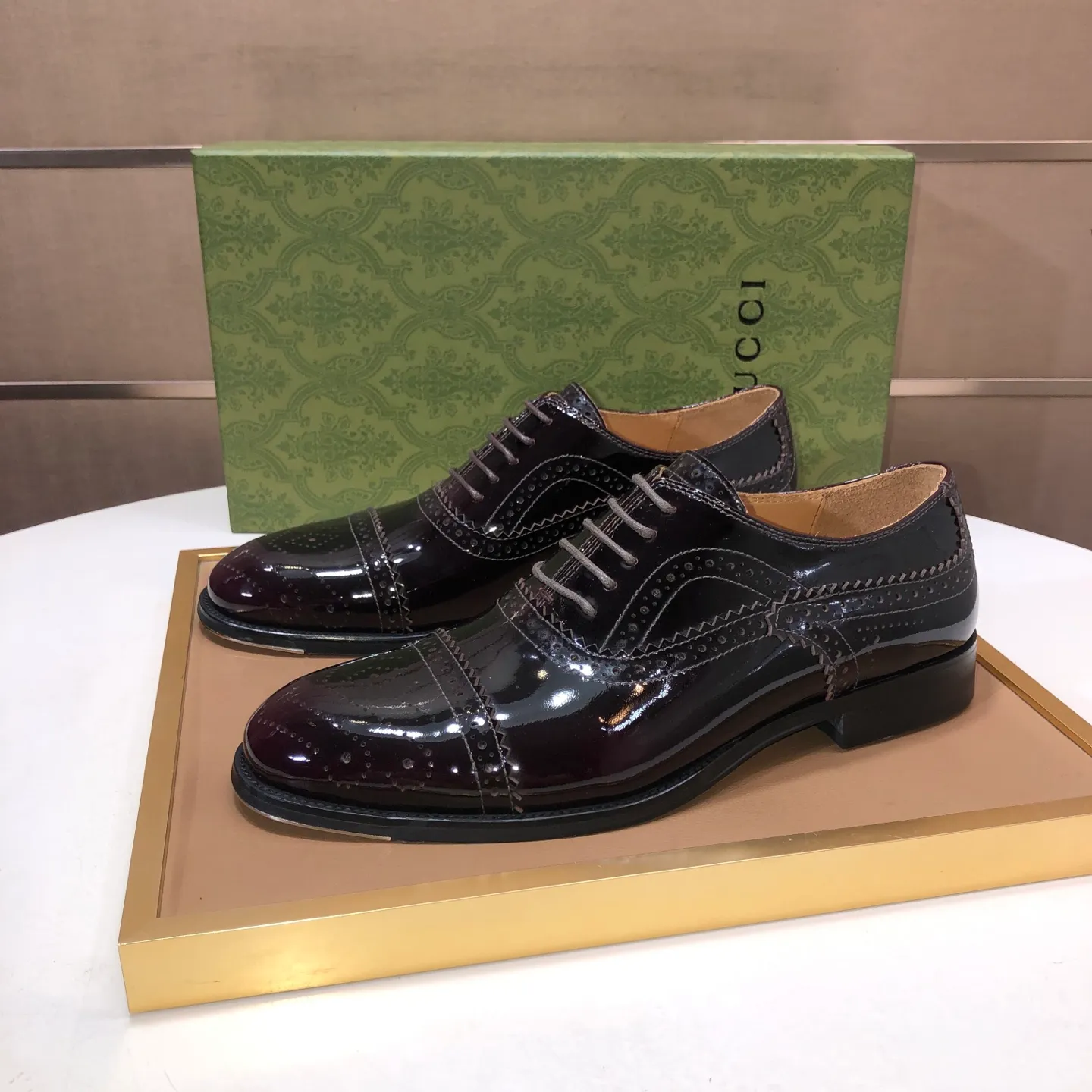 Men's shoes 💰660💰 Brand: GUCCI (Gucci) Standard code: Men's size 38/44 (45/46 can be customized) Grade: Same as the official website Original quality Material: Original cowhide Water-dyed cowhide lining Original rubber outsole Style category: Men's fashionable casual leather shoes Distinguished big-name luxury elements top luxury Color: Actual picture